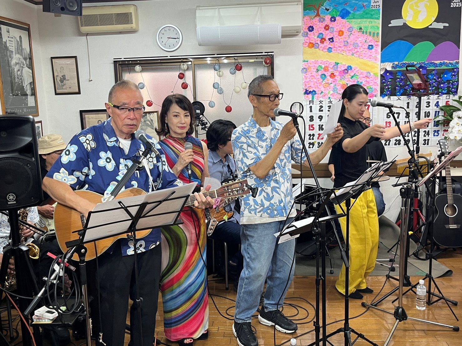 アロハシャツで、ギターや歌を楽しむバンド