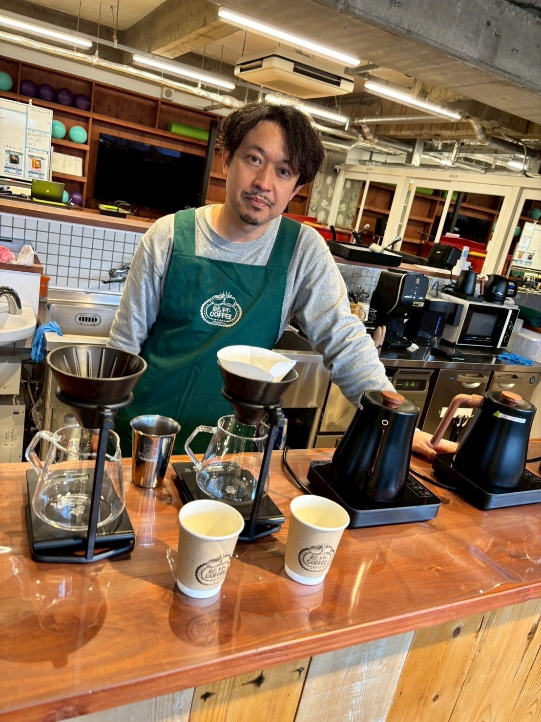 カウンターでハンドドリップのコーヒーを淹れるスタッフ