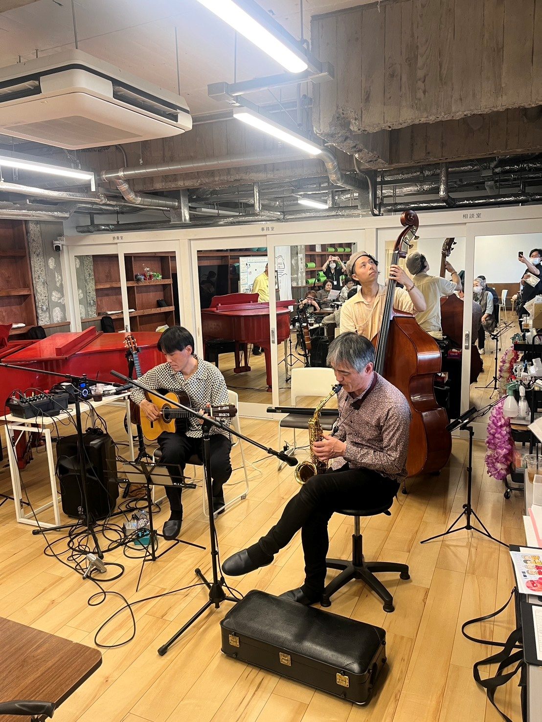 赤いピアノのある店内で、サックスとウッドベースの生演奏