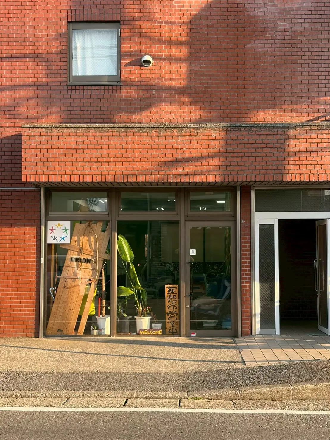 赤いレンガの建物にある、オリオンの入口